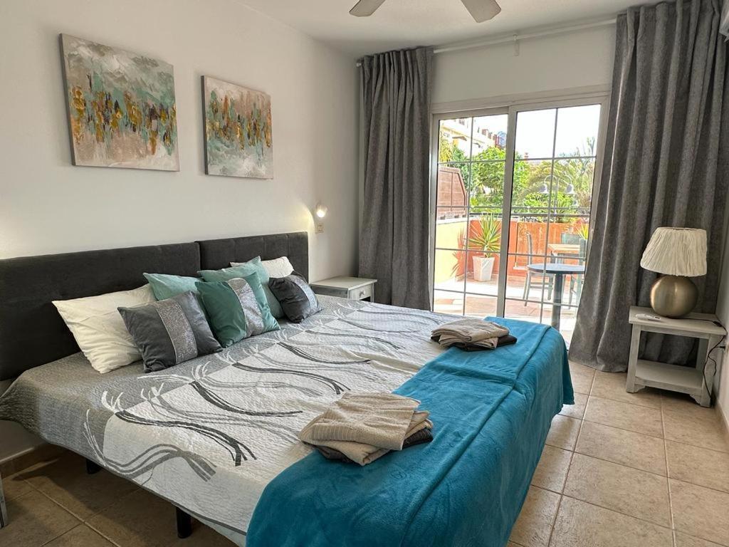 Sunny Apartment & Heated Pool Лос Кристианос Экстерьер фото