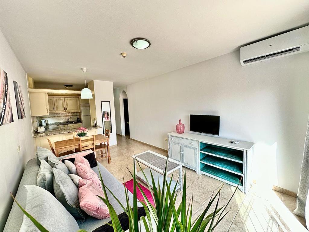 Sunny Apartment & Heated Pool Лос Кристианос Экстерьер фото