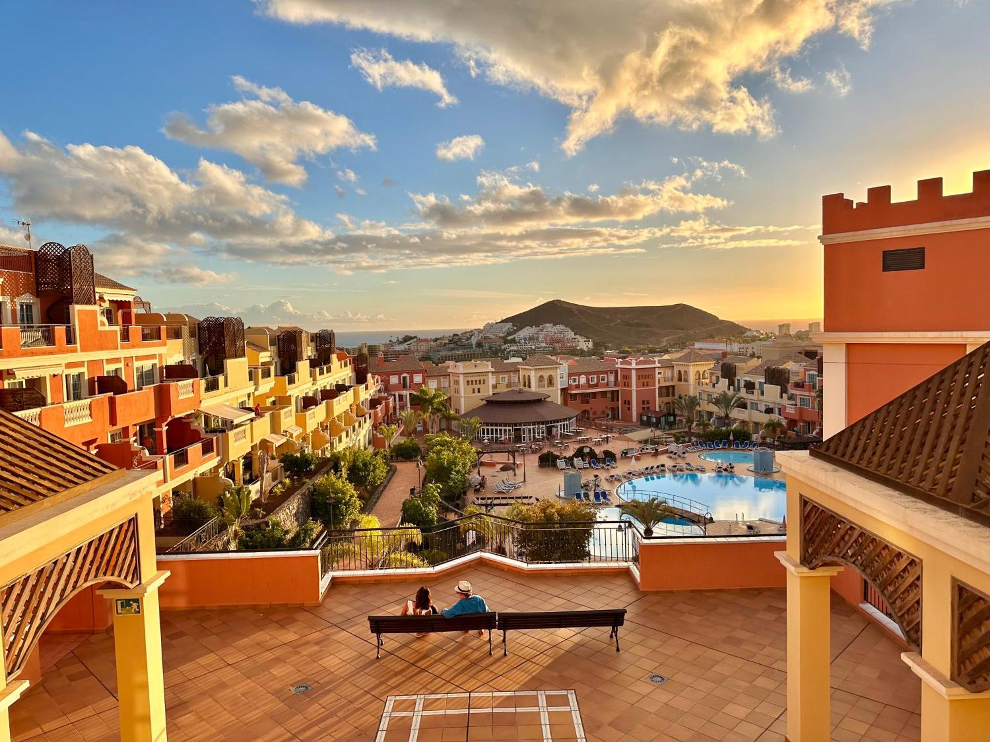 Sunny Apartment & Heated Pool Лос Кристианос Экстерьер фото